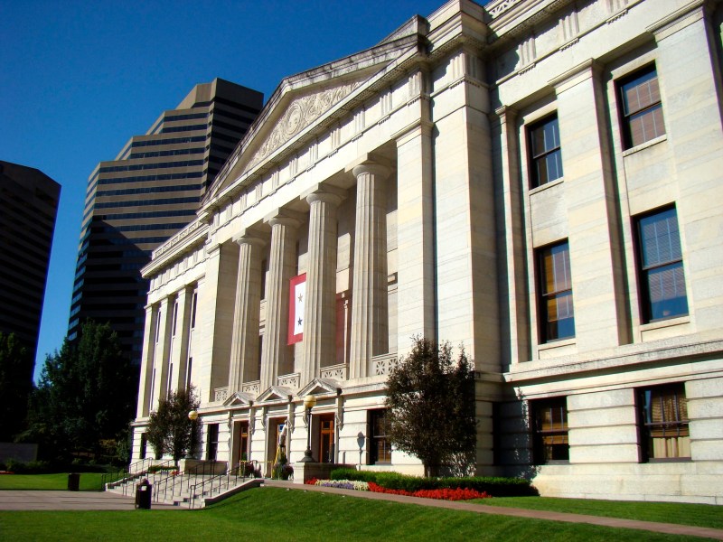 An entrance to the Ohio statehouse i marked with tall columns